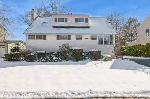 364 Mildred St, Oceanside, NY 11572