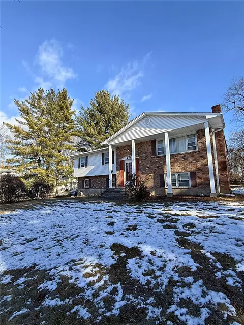 2 Dolphin Rd, Clarkstown, NY 10956