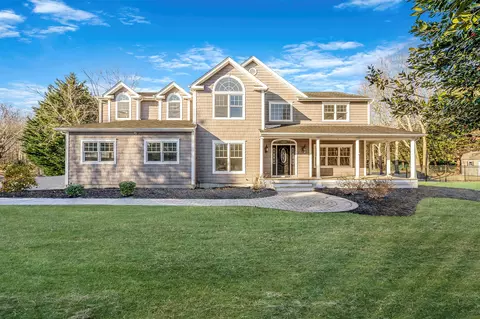 6 Steven Path, Center Moriches, NY 11934