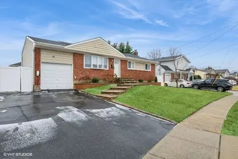 326 Linden St, Massapequa Park, NY 11762