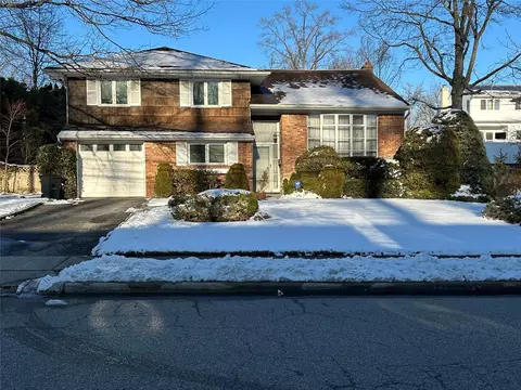 70 Reed Dr, North Hempstead, NY 11576