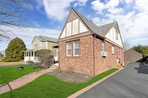 9 2nd Ave, East Islip, NY 11730