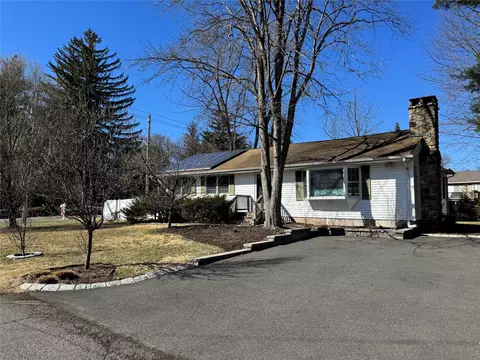 1 Debra Lee Ct, Clarkstown, NY 10994