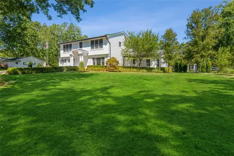 100 Hickman St, Syosset, NY 11791
