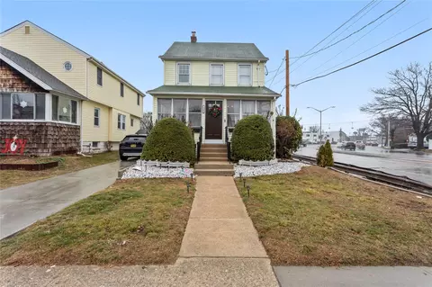 113 Lyon Pl, Lynbrook, NY 11563