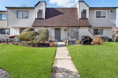243 Pointe Cir N #243, Coram, NY 11727