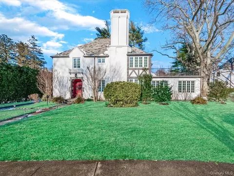 15 Surrey Rd, North Hempstead, NY 11020