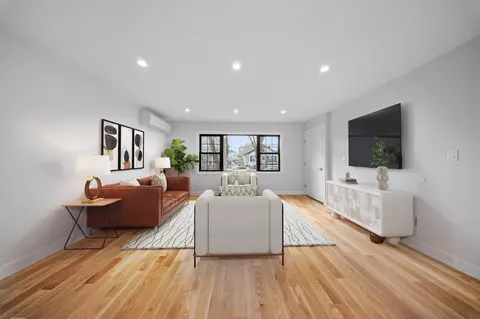 15815 77th Rd, New York, NY 11366
