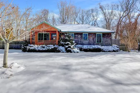 2677 River Rd, Calverton, NY 11933