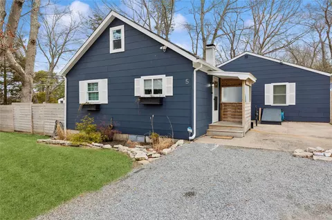 5 Sunset Trl, Ridge, NY 11961