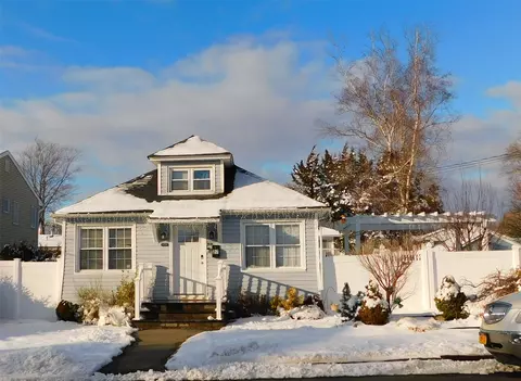 27 Ryder Ave, North Babylon, NY 11703