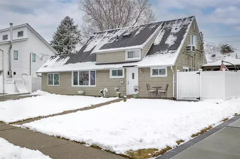 228 Water Ln S, Wantagh, NY 11793