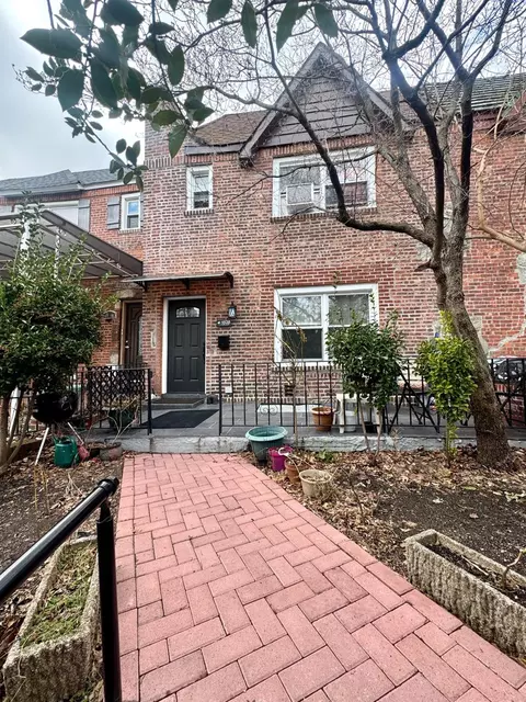 48-38 61st St, New York, NY 11377