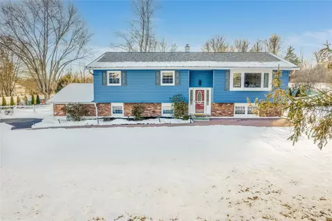 4 Valkill Dr, Poughkeepsie, NY 12601