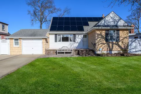 437 17th St, West Babylon, NY 11704