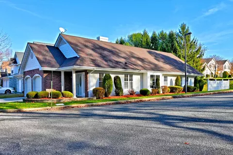 2 Ethan Cir, Middle Island, NY 11953
