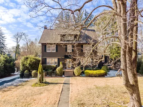 22 Willetts Rd, Mount Kisco, NY 10549