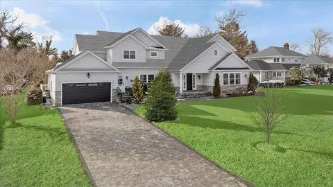 185 Woodmere Blvd S, Woodmere, NY 11598