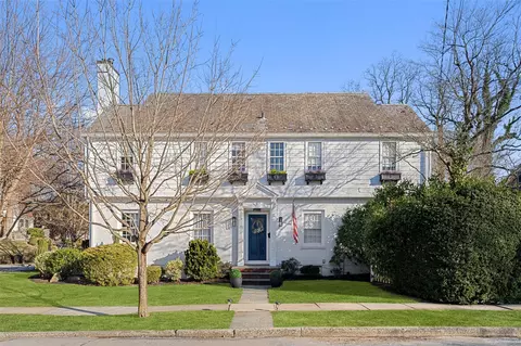 1 Cambridge Ct, Larchmont, NY 10538
