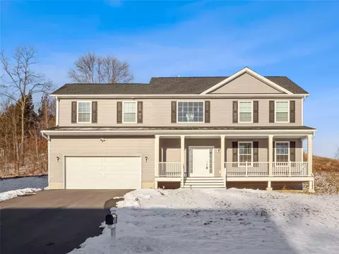 60 Kensington Ln, Poughkeepsie, NY 12603
