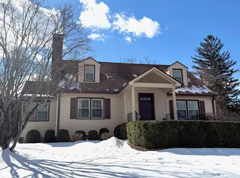 14 Wing Rd, Arlington, NY 12603