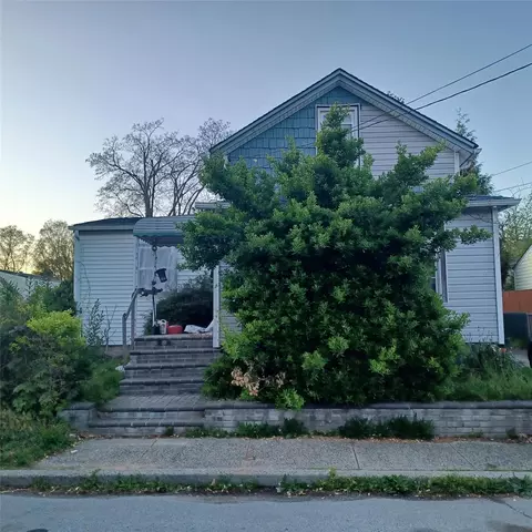 17 Hopatcong Ave, West Hempstead, NY 11552