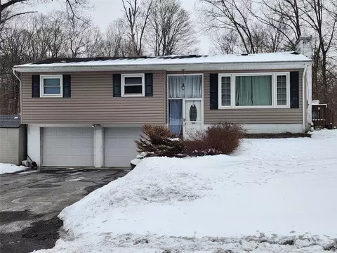 171 Roosevelt Rd, Hyde Park, NY 12538