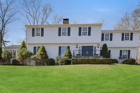 11 Carolyn Pl, North Castle, NY 10504