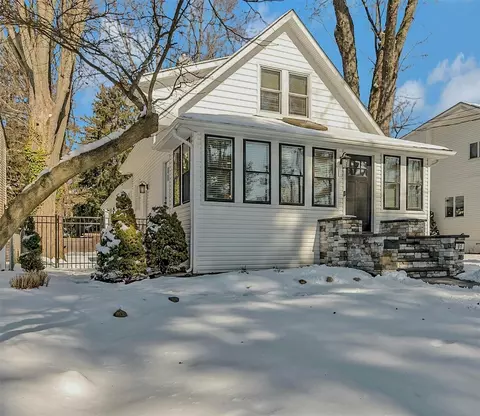 81 Madison St, Huntington, NY 11743