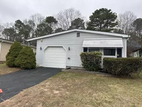 61 Village Cir W, Manorville, NY 11949