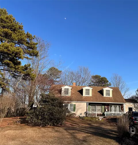 11 Redpine Dr, Medford, NY 11763