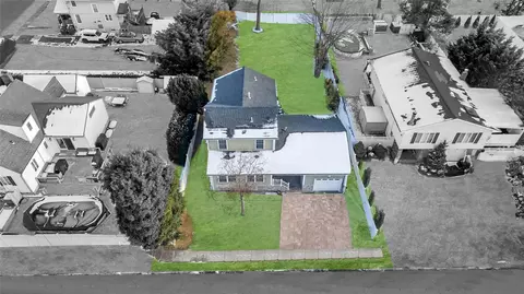 45 Ash St, Lindenhurst, NY 11757