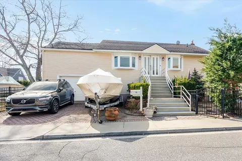 71 President St, Freeport, NY 11520