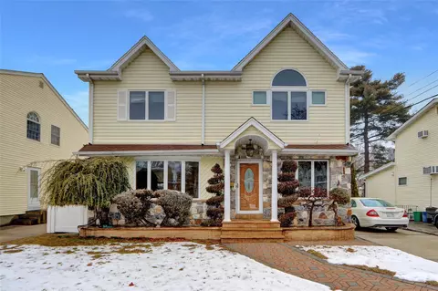 43 Quaker St, North Hempstead, NY 11040