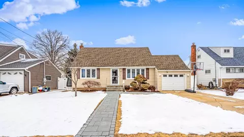 129 Lockwood Ave, Farmingdale, NY 11735