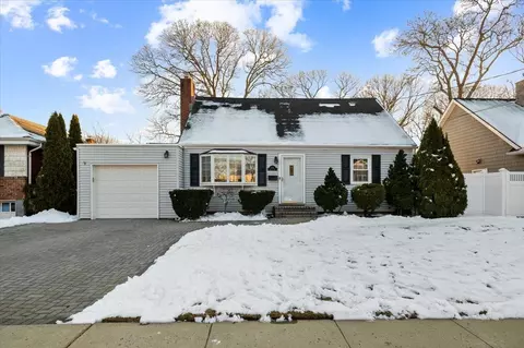 102 Suffolk Rd, Massapequa, NY 11758