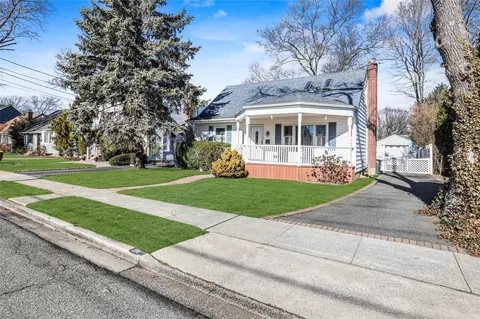 210 Elsie Ave, Merrick, NY 11566