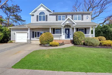 231 N Oak St, Massapequa, NY 11758