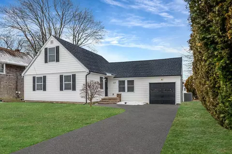 65 S Bayview Ave, Amityville, NY 11701