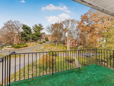 26 Fieldstone Dr #1C, Greenburgh, NY 10530