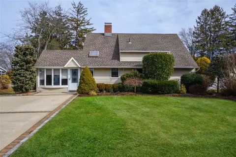 71 Mellow Ln, North Hempstead, NY 11590