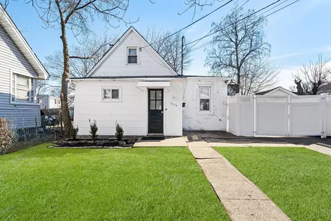 1005 Harrison St, Uniondale, NY 11553