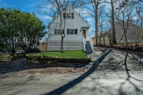 4 Mars Rd, Rocky Point, NY 11778