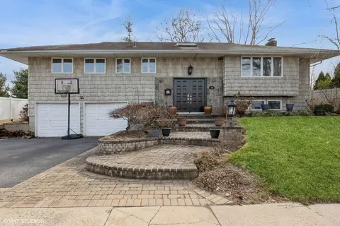 10 Pasture Ln, Old Bethpage, NY 11804