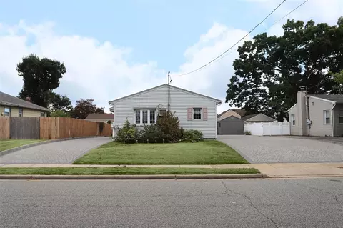 75 Park Ln, Massapequa, NY 11758