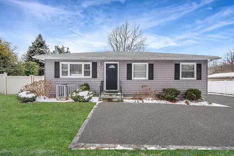 316 Lincoln Blvd, Hauppauge, NY 11788