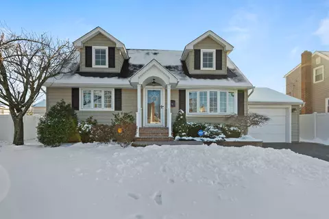 38 Fordham Ave, Hicksville, NY 11801
