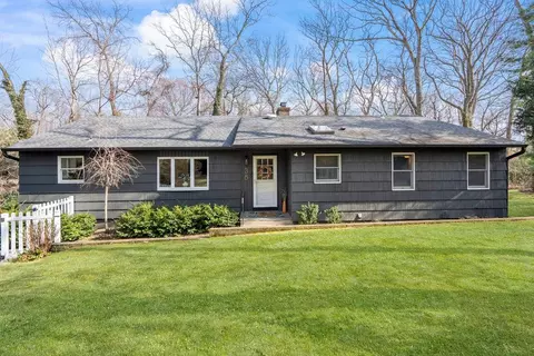 38 Marys Ln, Centerport, NY 11721