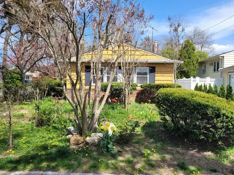 8 Sintsink Dr W, North Hempstead, NY 11050