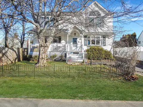 288 31st St, Lindenhurst, NY 11757